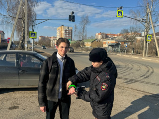 сотрудник Госавтоинспекции провели профилактическую акцию «Заметный пешеход» - фото - 7