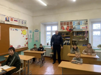 сотрудники Госавтоинспекции проводят со школьниками уроки безопасности - фото - 1