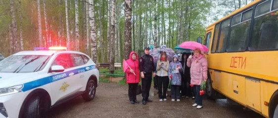 сотрудники Госавтоинспекции провели профилактическую акцию «Внимание, дети!» - фото - 1