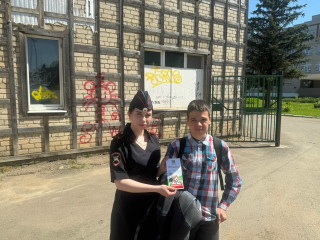 сотрудники Госавтоинспекции провели профилактическую акцию «Безопасное лето» - фото - 2