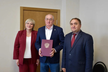 на заседании окружной Думы Глава Смоленского округа Ольга Павлюченкова с председателем Думы Юрием Давыдовским вручили Почетные грамоты муниципального образования, приуроченные к юбилейным датам - фото - 3