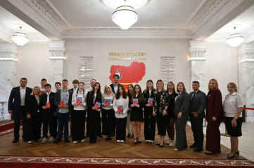 в Правительстве Смоленской области прошла торжественная церемония вручения паспортов в рамках акции «Мы — граждане России!» - фото - 3