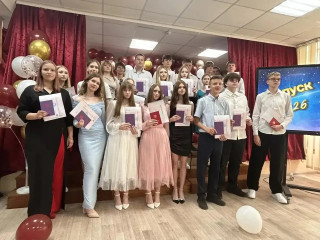 школьный вальс, слёзы радости и новый путь: в Смоленском округе вручили аттестаты выпускникам - фото - 9
