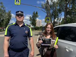 сотрудники Госавтоинспекции провели профилактическую акцию «Пешеход, Засветись!» - фото - 1
